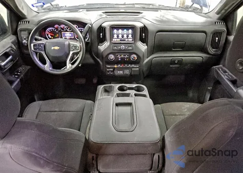 2021 Chevrolet Silverado C1500 Custom z USA, uszkodzony, nr VIN 1GCPWBEK2MZ250053